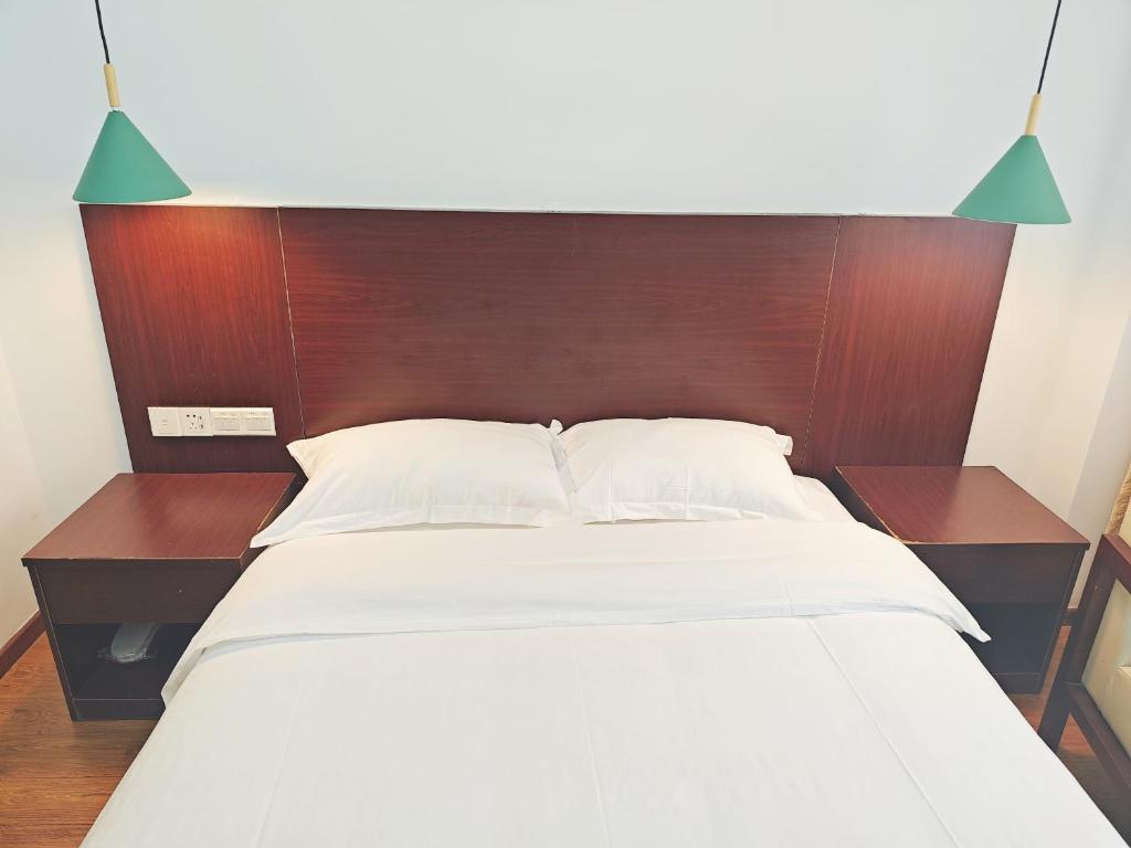 Postel nebo postele na pokoji v ubytování Shenzhen Xinghua Hotel