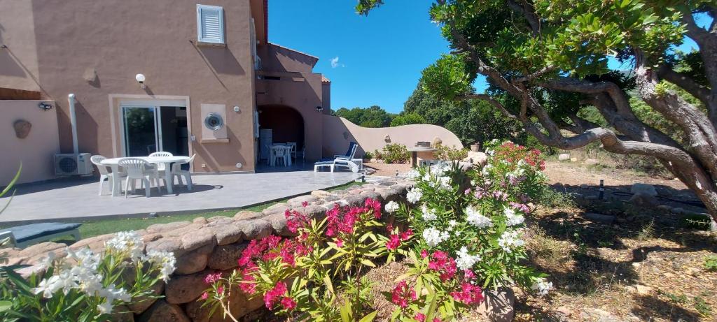 une maison avec un mur en pierre et des fleurs dans l'établissement Villa 