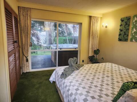 Postel nebo postele na pokoji v ubytování Lake view room with bathroom