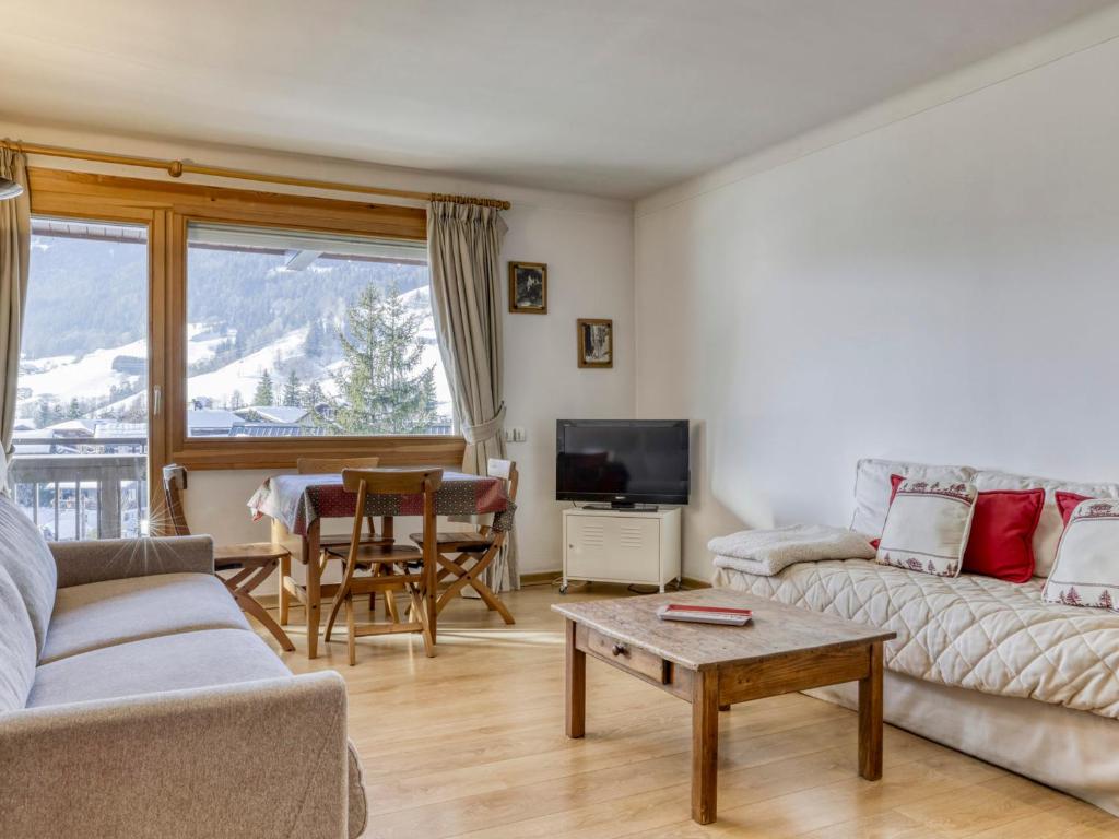 a living room with a couch and a table at Studio cabine à Megève pour 4 pers, avec balcon, animaux admis, proche télécabine - FR-1-453-323 in Megève