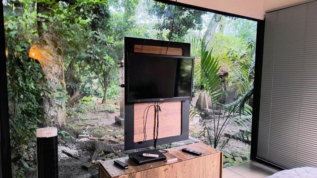 a flat screen tv sitting on top of a dresser at House Viotá in Viotá