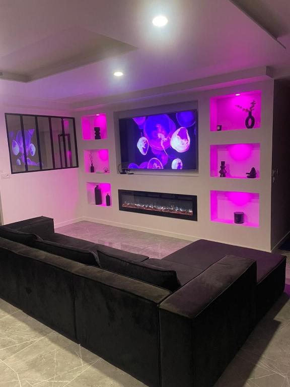 un salon avec un canapé et une cheminée dans l'établissement Secret room, au Havre