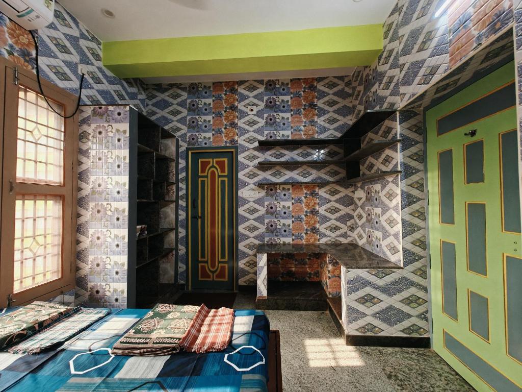 ヴェールールにあるAC HOMESTAY NEAR CMC AND RAILWAY STATION 2BHK and 3 BHKのタイル張りの壁