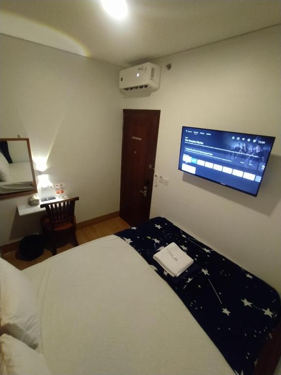 Postel nebo postele na pokoji v ubytování Senayan Stay