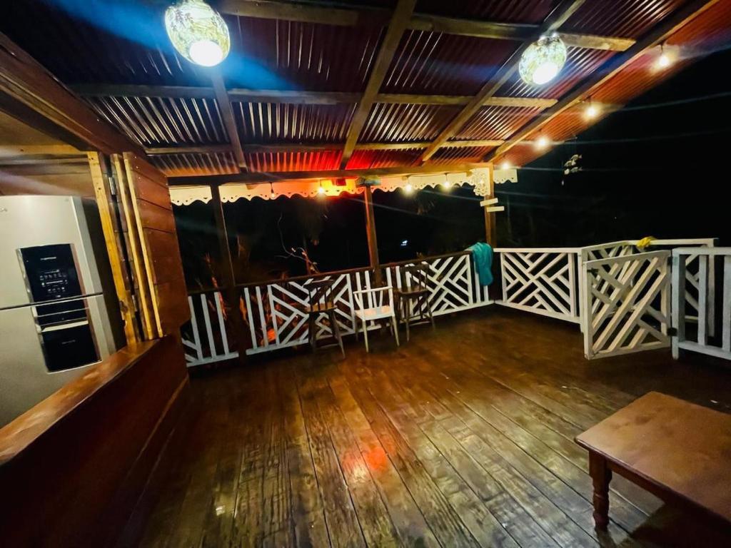 Zimmer mit Holzboden und einem weißen Zaun in der Unterkunft Departamento frente a Playa Cocles in Talamanca