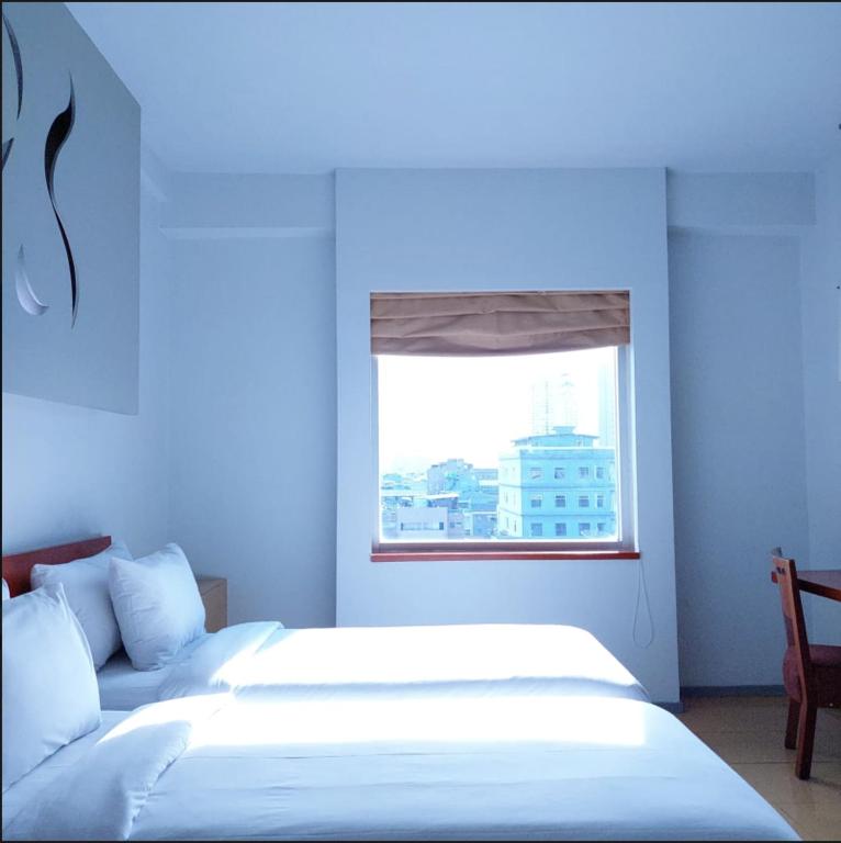 Postel nebo postele na pokoji v ubytování Sparks Life Jakarta, ARTOTEL Curated