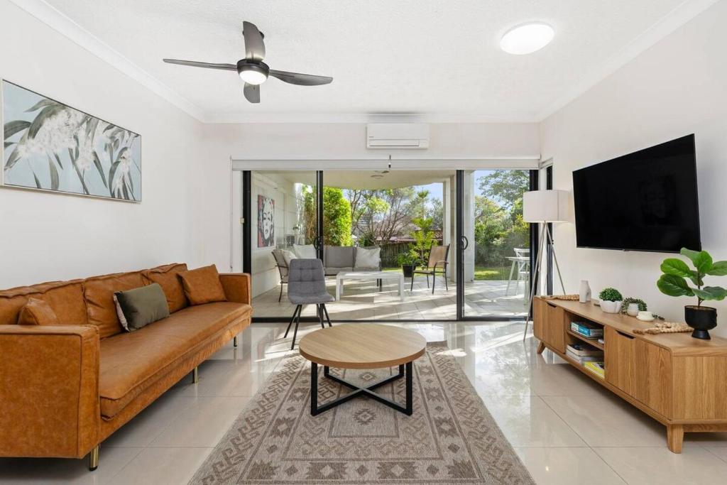 Μια τηλεόραση ή/και κέντρο ψυχαγωγίας στο Garden Apt 2Bed x 2Bath, parking