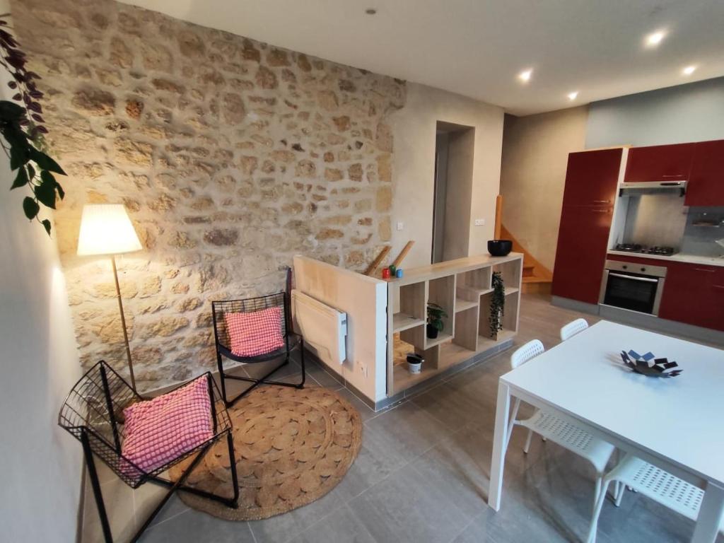 un salon avec une table et des chaises blanches dans l'établissement 2 bedroom house, à Talence