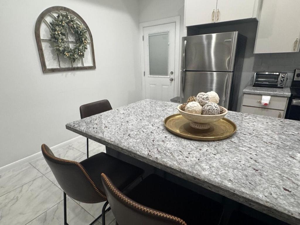 Η κουζίνα ή μικρή κουζίνα στο Carroll Estates 3 Bedroom Apartment Retreat