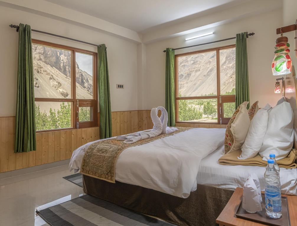 Postel nebo postele na pokoji v ubytování Echor Mud Huts Tabo, Spiti Valley