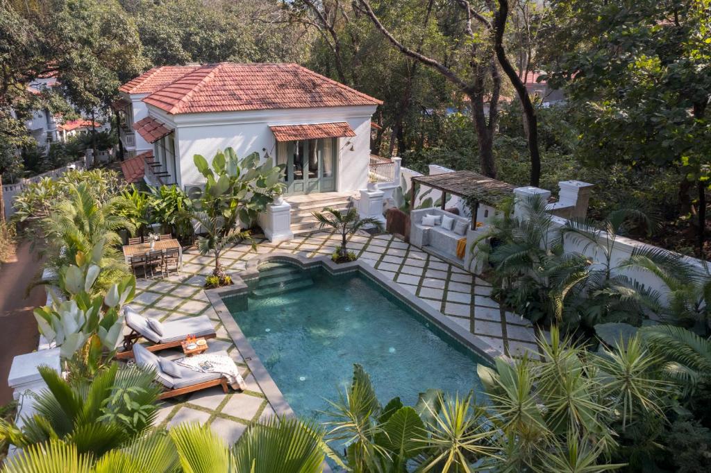 Una vista aérea de una piscina en un patio trasero. en Villa Mandarina - Luxury 4BHK Villa Near Morjim Beach with Pvt Pool, Pool Table & Kids Playground, en Siolim