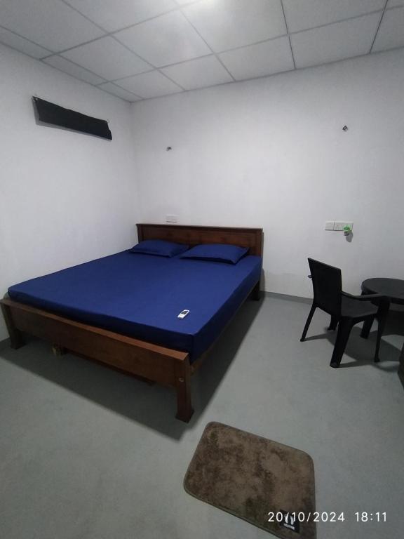 ウェリガマにあるDigital Nomadsのベッドルーム1室(ベッド1台、椅子2脚、テーブル付)