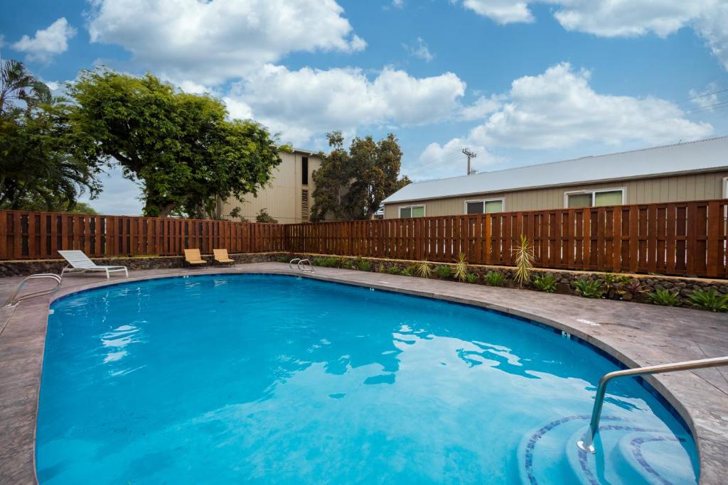 Bazén v ubytování Kona 1br condo on Alii Dr saltwater pool surf sun AC close to magic sands beach nebo v jeho okolí