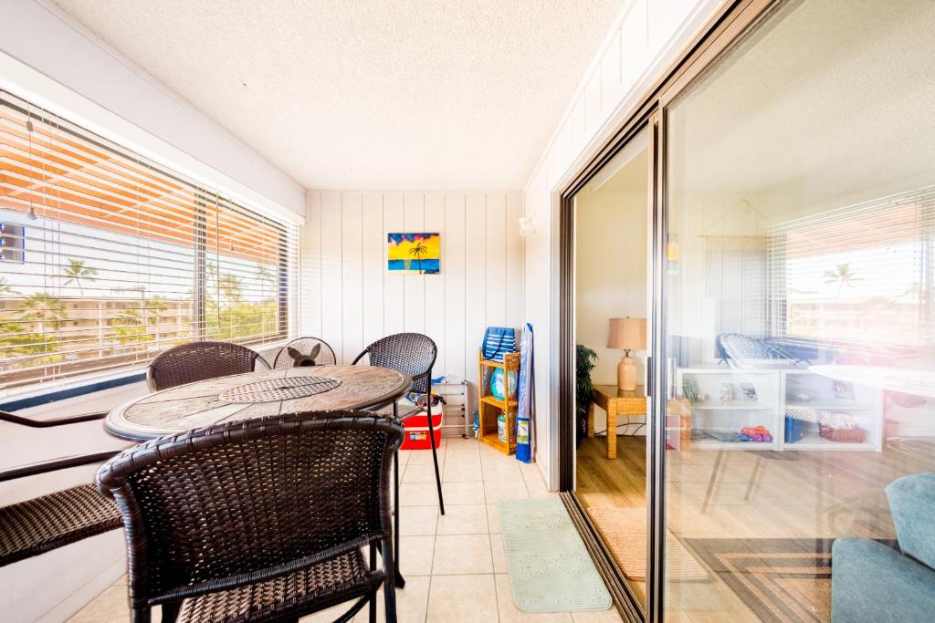 Posezení v ubytování Kona 1br condo on Alii Dr saltwater pool surf sun AC close to magic sands beach