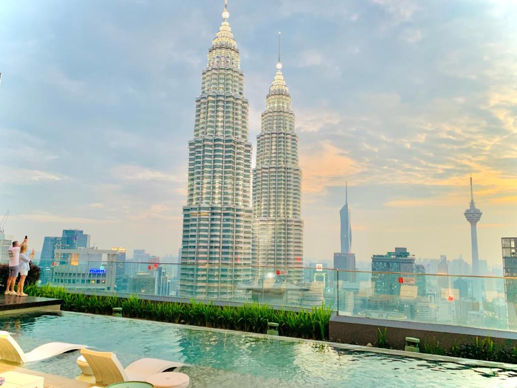 una piscina en la azotea con vistas a las torres Petronas en Star Sky Park KLCC, en Kuala Lumpur