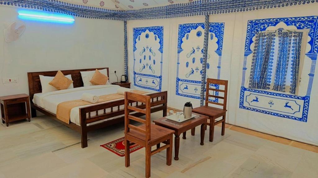 Postel nebo postele na pokoji v ubytování Jaisalmer Sand Dunes Luxury Camp And Resort