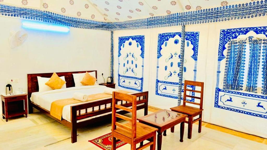 Postel nebo postele na pokoji v ubytování Jaisalmer Sand Dunes Luxury Camp And Resort