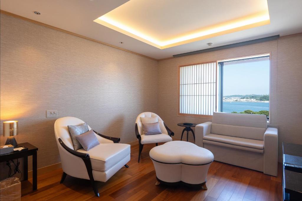 Posezení v ubytování Enoshima Hotel ーEnoshima Island Spa Hotel Buildingー