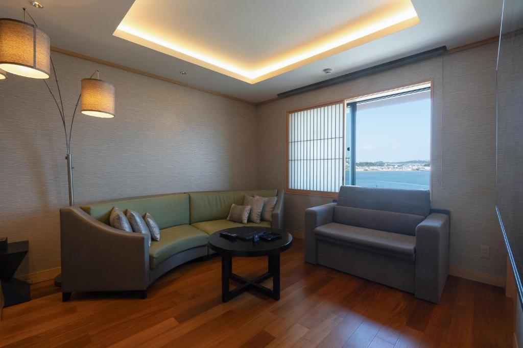 Posezení v ubytování Enoshima Hotel ーEnoshima Island Spa Hotel Buildingー