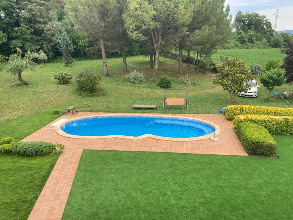 an overhead view of a swimming pool in a yard at Mas El Casot 1 in Vilademuls