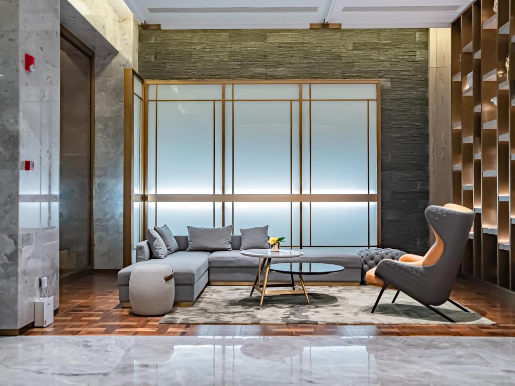 Xiangyang Station Minfa World City Yishang Plus Hotelにあるシーティングエリア
