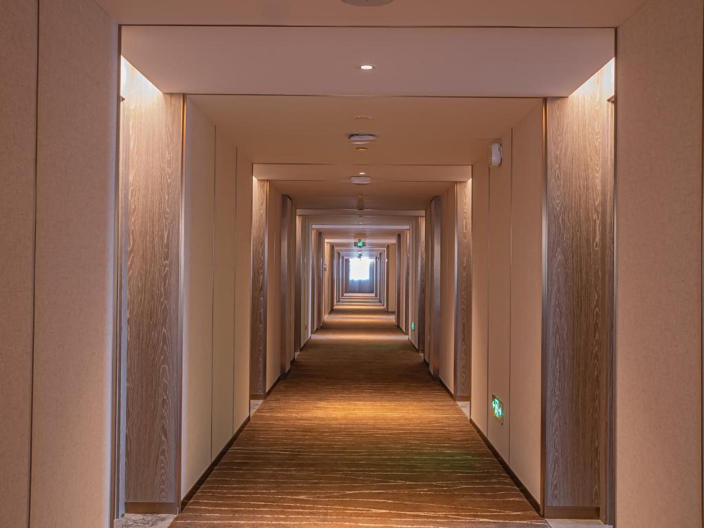 襄陽市にあるXiangyang Station Minfa World City Yishang Plus Hotelのギャラリーの写真