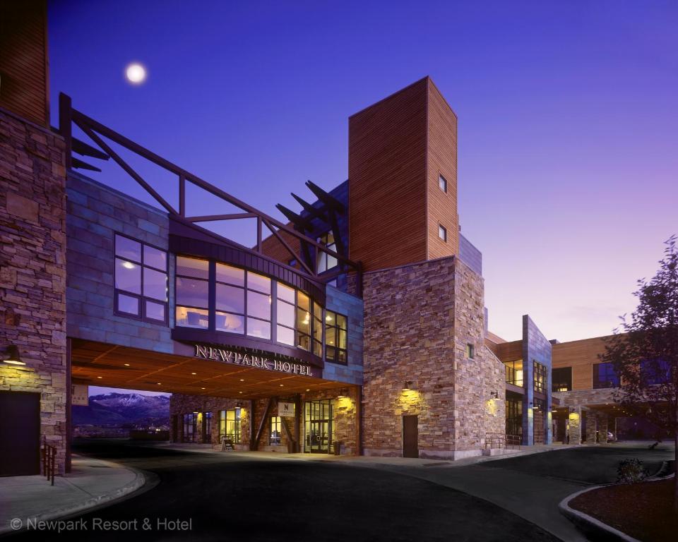 un bâtiment avec une tour d'horloge en haut dans l'établissement Newpark Resort, à Park City