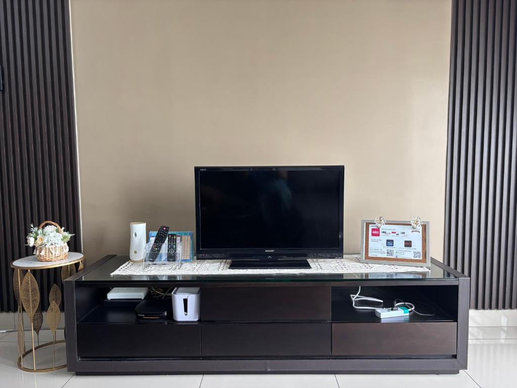 TV a/nebo společenská místnost v ubytování Omma Homestay Putrajaya, Presint 17