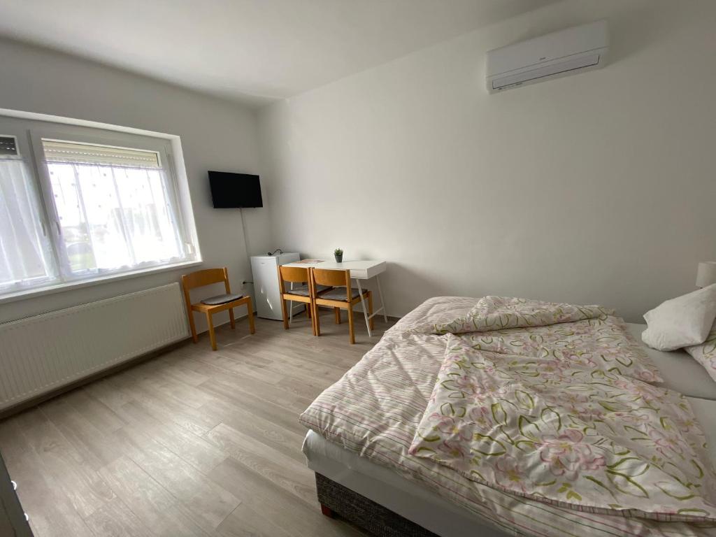 Postel nebo postele na pokoji v ubytování Omni Residence Vendégház