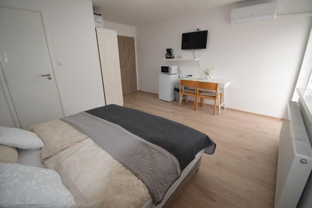 TV a/nebo společenská místnost v ubytování Omni Residence Vendégház