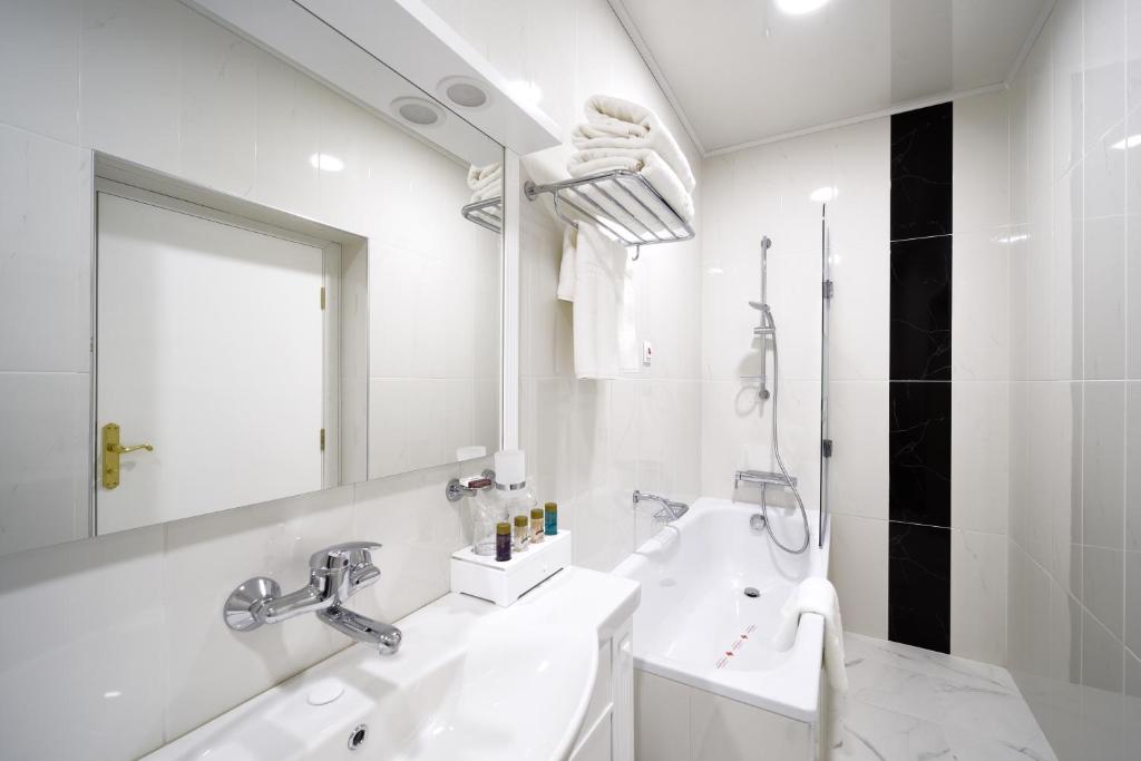 A bathroom at Residence Konstantina Palace