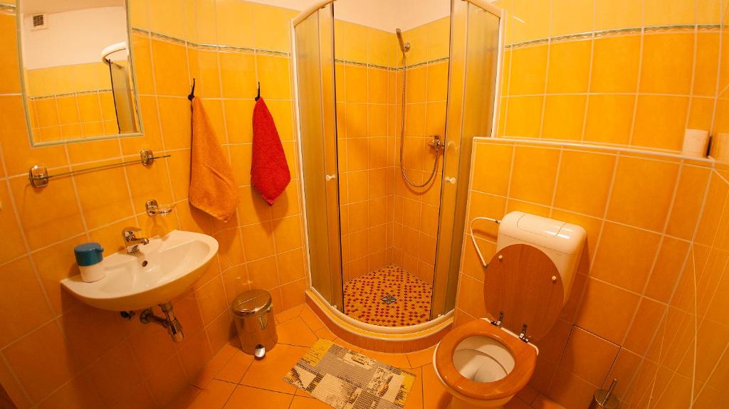 Koupelna v ubytování Penzion Zatisi