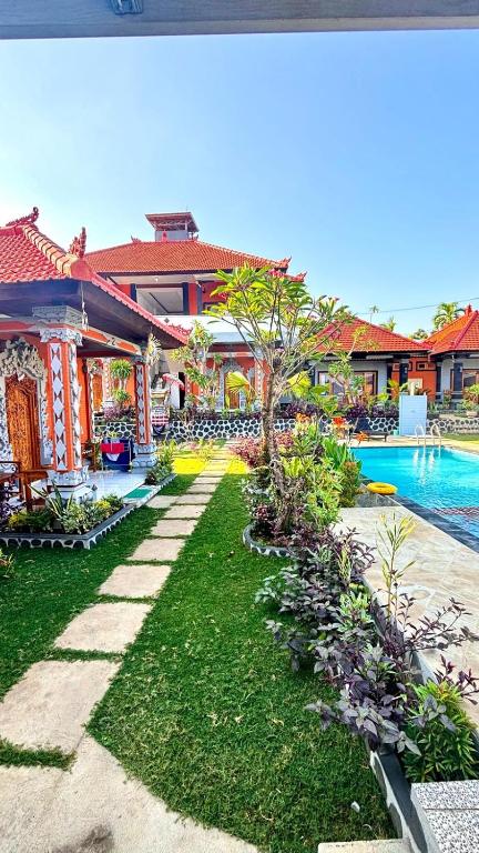 a resort with a swimming pool and a yard at Villa Jepun Lovina in Lovina