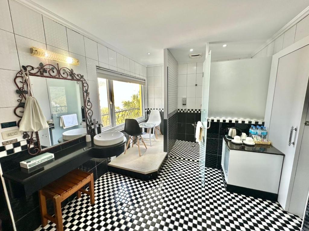 bagno con pavimento a scacchi in bianco e nero di 南灣飯店 Kenting Nanwan Hotel a Nanwan