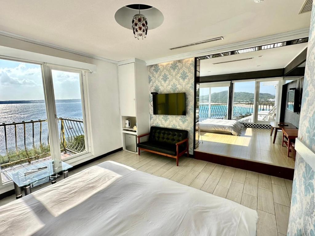 una camera da letto con un letto e vista sull'oceano di 南灣飯店 Kenting Nanwan Hotel a Nanwan