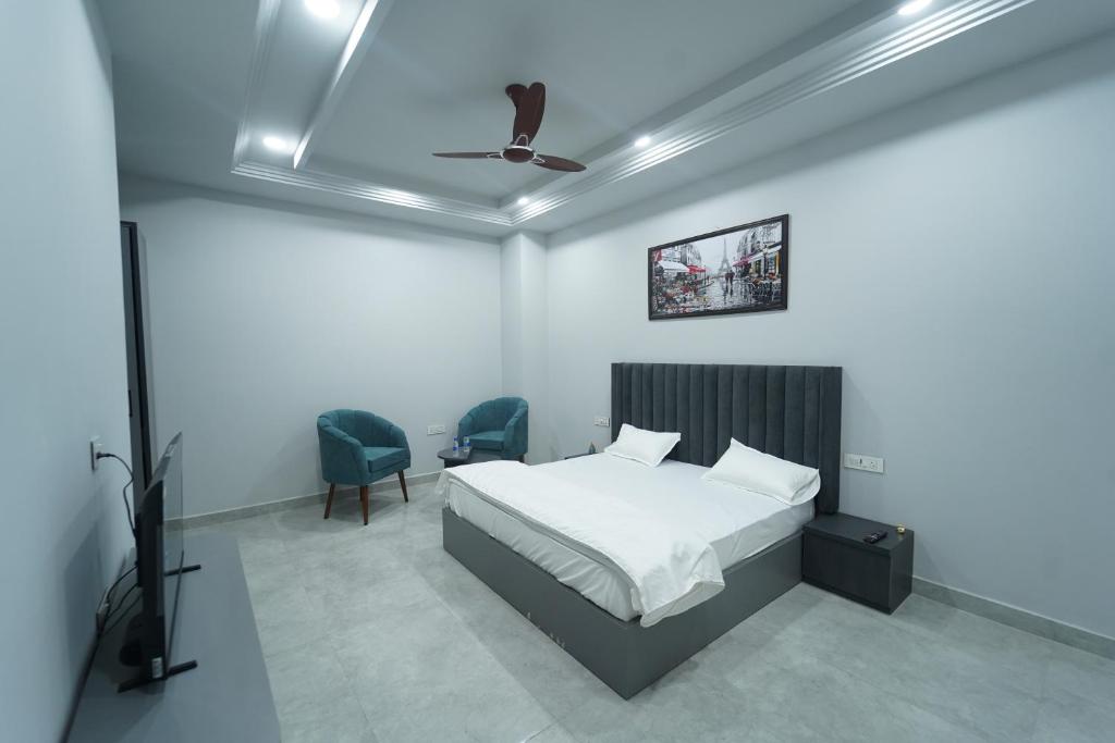 Postel nebo postele na pokoji v ubytování Crazzy Days Hotel I Sonipat