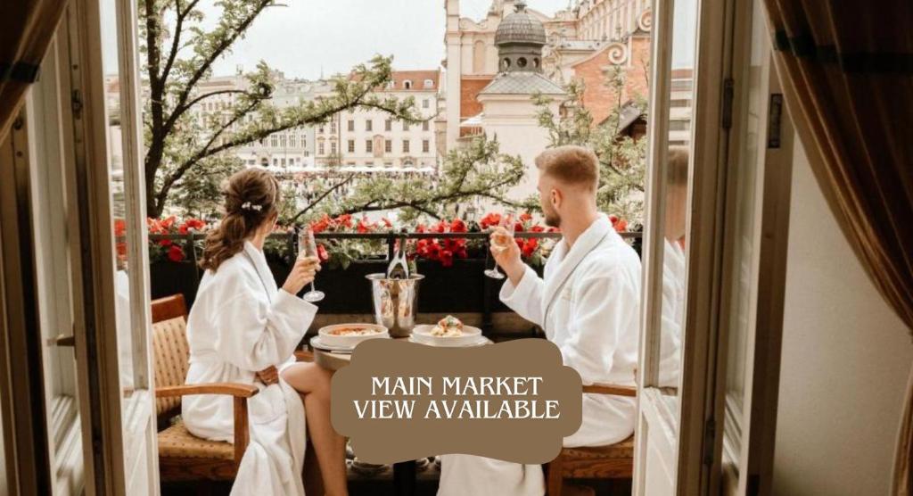 mężczyzna i kobieta siedzący przy stole za oknem w obiekcie The Bonerowski Palace Boutique Hotel w Krakowie
