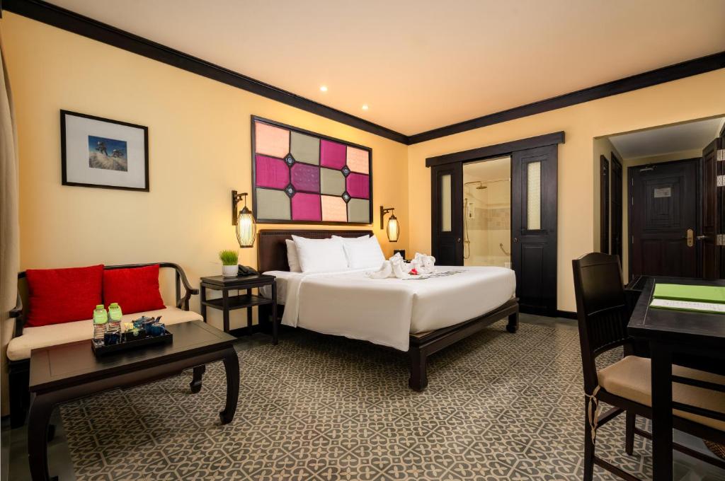Deluxe King Room with Balcony and Garden/City View