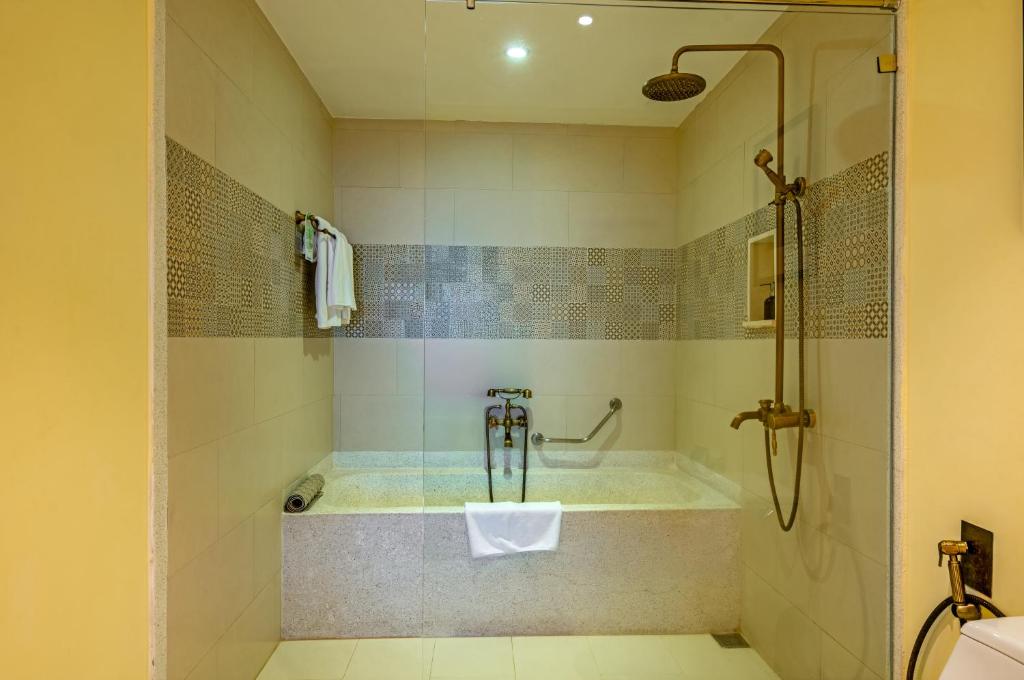 Deluxe King Room with Balcony and Garden/City View