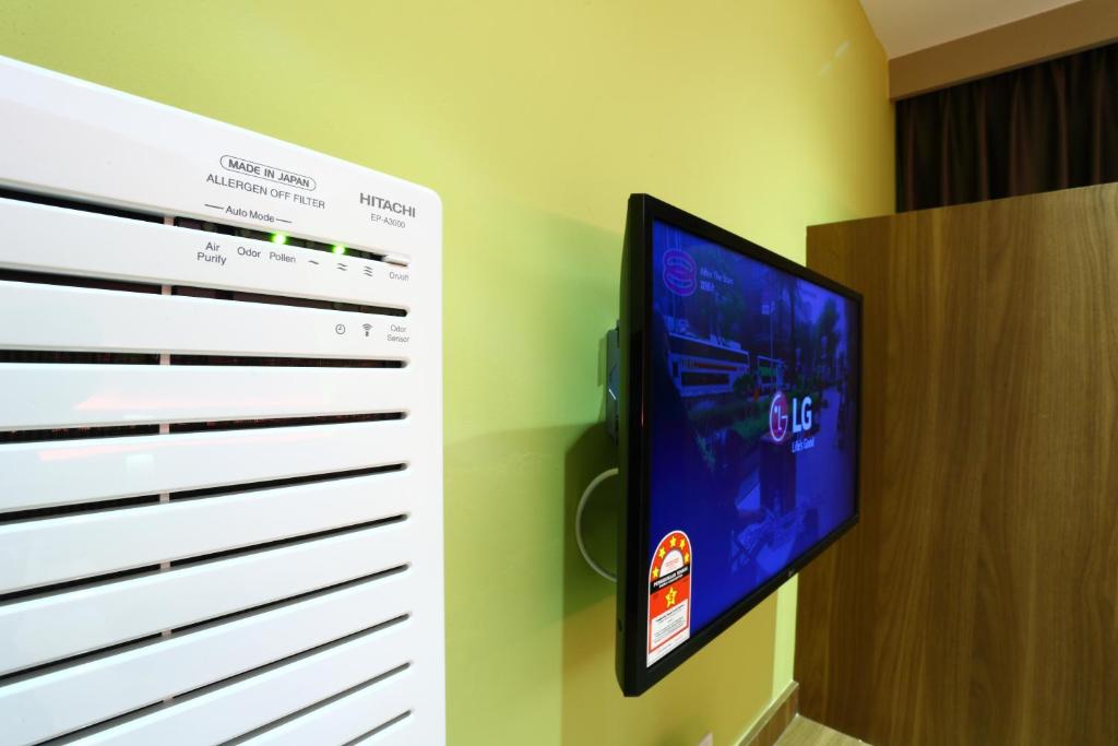 TV a/nebo společenská místnost v ubytování YEE HOTEL Permas Jaya