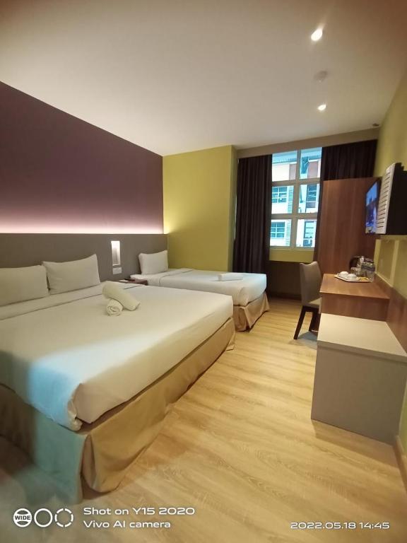 Postel nebo postele na pokoji v ubytování YEE HOTEL Permas Jaya