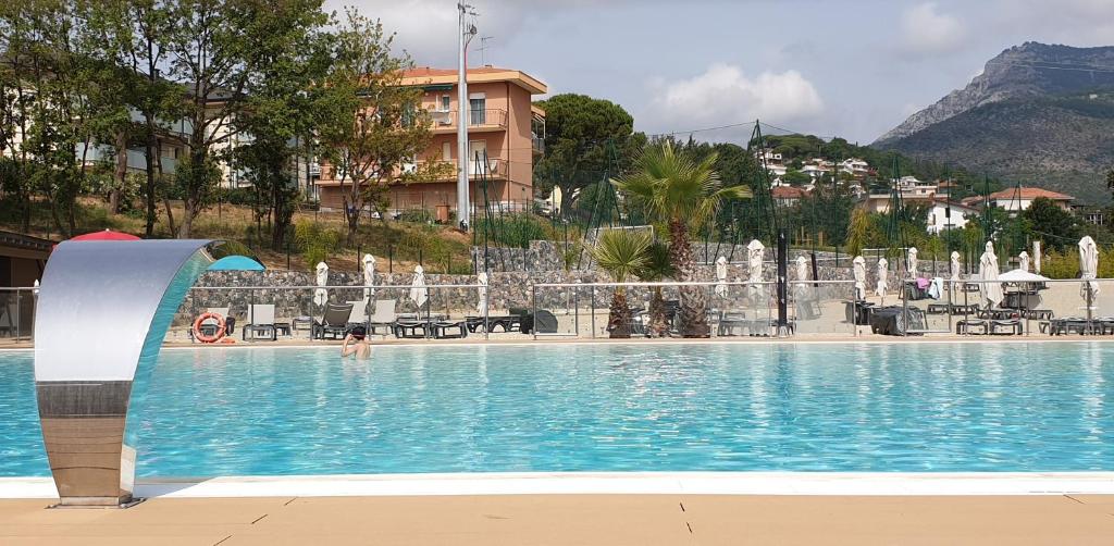 una piscina con una fuente frente a un edificio en Il Gioiello Del Borgo, en Borghetto Santo Spirito