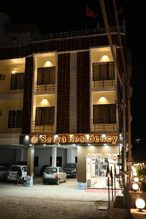 格德拉Satya Residency的带有读取santa ana住宅标志的建筑