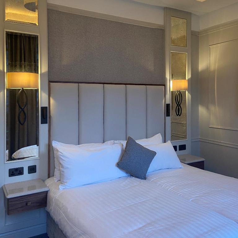 Una cama o camas en una habitación de Grand Hotel Tralee