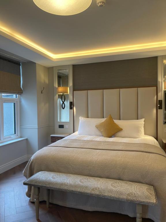 Una cama o camas en una habitación de Grand Hotel Tralee