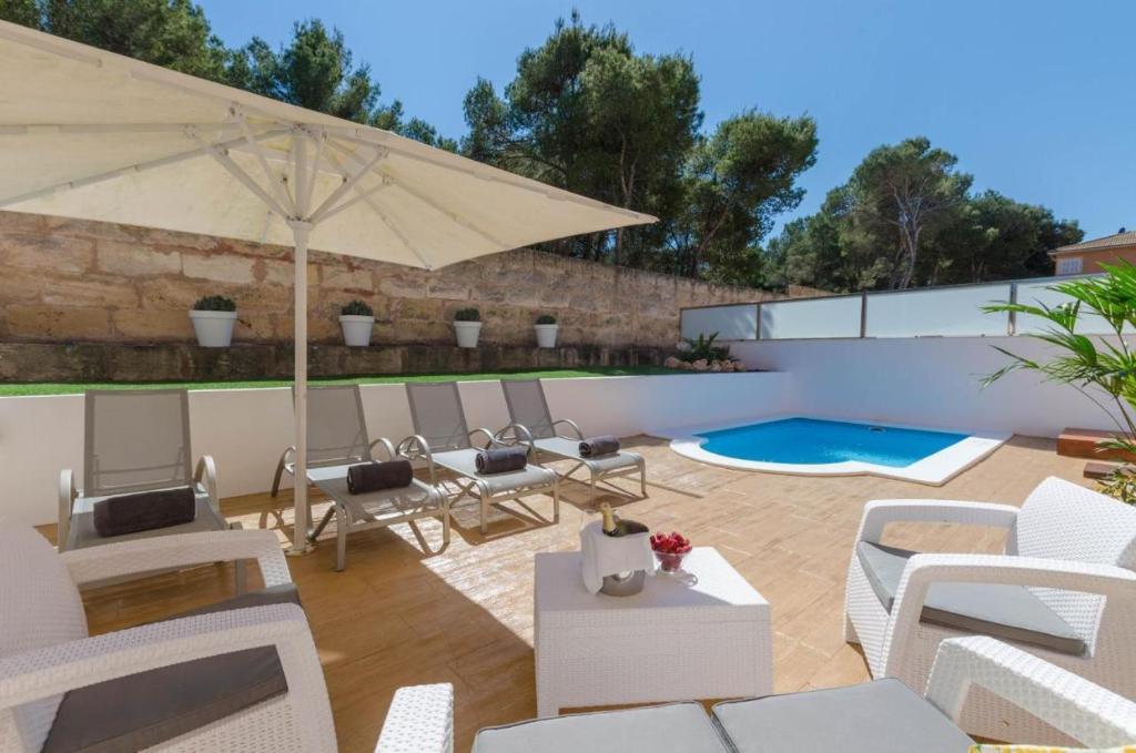 Πισίνα στο ή κοντά στο Can Pica Beach House by Llagosta Villas