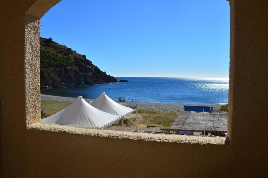 - une vue sur l'océan depuis la fenêtre d'une plage dans l'établissement Appart 3 pièces - cabine 6 couchages CERBERE BN200-111, à Cerbère