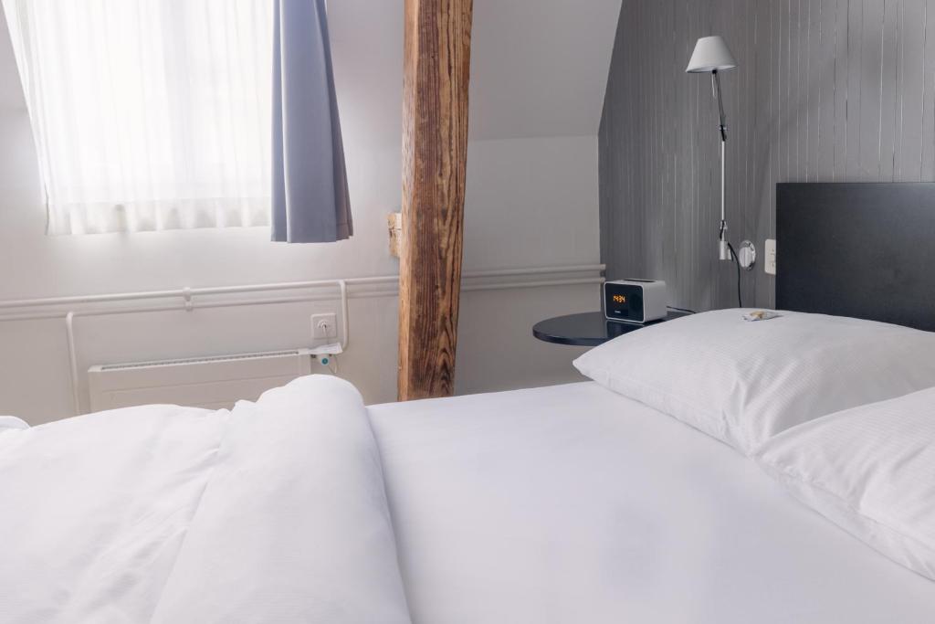Llit o llits en una habitació de Royal Hotel - Urban Living
