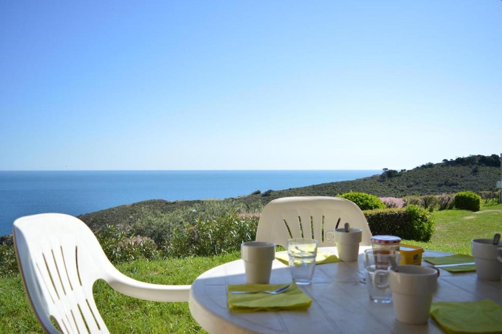 - une table et deux chaises avec vue sur l'océan dans l'établissement Appart 2 pièces 4 couchages BANYULS SUR MER BN120-4215, à Banyuls-sur-Mer