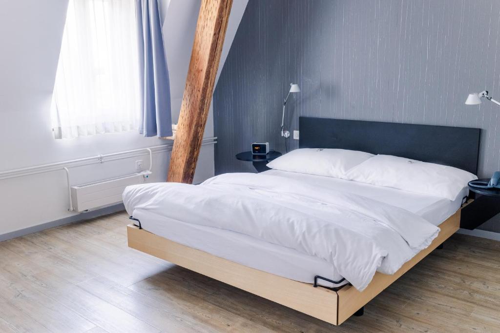 Llit o llits en una habitació de Royal Hotel - Urban Living